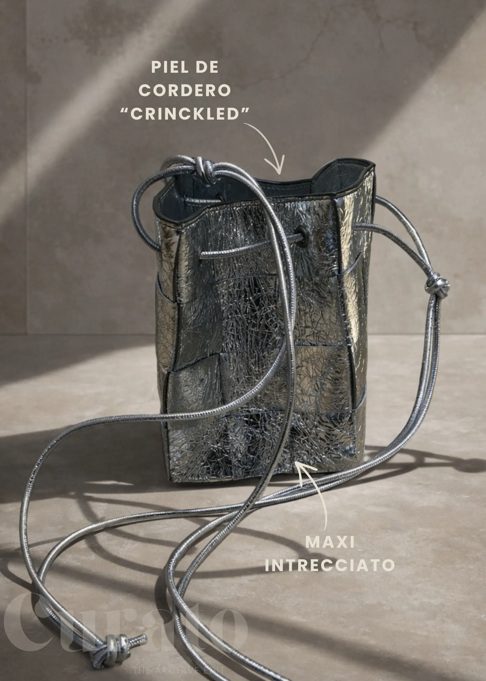 Bottega Veneta Cassette Bucket Maxi Intrecciato en Piel Metálica